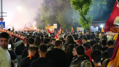 Edirne'de Galatasaray taraftarlarından meşaleli, marşlı şampiyonluk kutlaması