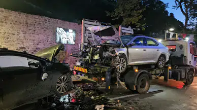 Beşiktaş'ta feci kaza : İki otomobil kafa kafaya çarpıştı, 9 yaralı
