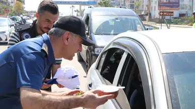 Mersin Silifke'de trafik uygulamalarında sürücülere yoğurt ve çilek ikramı