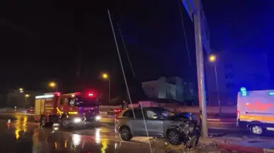 Karaman'da kaza : Otomobil refüjdeki tabelaya çarptı