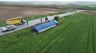 Arnavutköy'de Ukrayna tırı tarlaya devrildi : Yolculuk 3 kilometre sürdü
