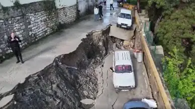 Hatay'da yol çöktü : Park halindeki 5 araç zarar gördü