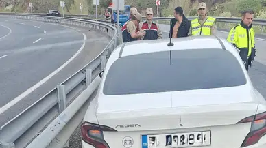 Erzincan'da otomobil bariyerlere çarptı : Bir çocuk yaralandı