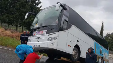 İzmir'de tur otobüsü rampa çıkamayarak şarampole kaydı