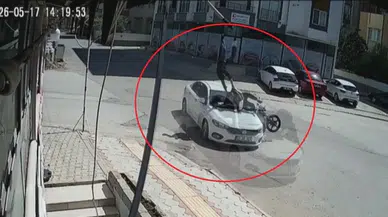 Hatay'da korkutan kaza : Motosiklet otomobile saplandı, 2 kişi havada uçtu