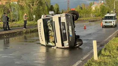 Muş'ta kontrolden çıkan minibüs devrildi : 2 yaralı