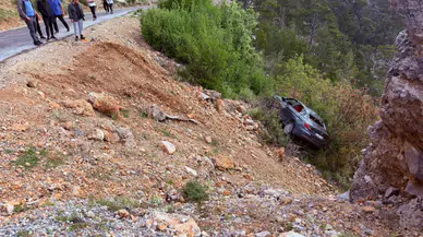 Manavgat'ta otomobil şarampole yuvarlandı : 3'ü çocuk 5 yaralı