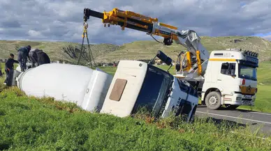 Diyarbakır Silvan'da beton mikseri devrildi : Sürücü yaralandı