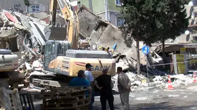 Küçükçekmece'de yıkımı yapılan bina çöktü : Yanındaki apartman tahliye edildi