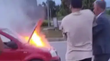 Antalya'da seyir halindeki otomobil yandı : Vatandaşlar tüplerle müdahale etti
