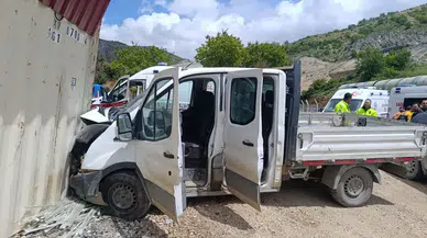 Malatya'da kamyonet şantiyeye daldı : Prefabrik yapıya çarpan araçta 3 yaralı