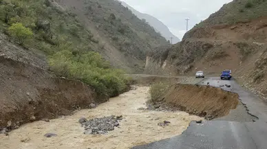 Erzincan Kemaliye'de sel : Yolda çökme meydana geldi