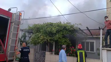 Çanakkale'de alev alev yanan ahşap ev kullanılmaz hale geldi