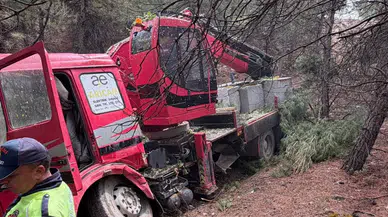 Burdur'da yoldan çıkan vinç ormanlık alana girdi : Araç hurdaya döndü