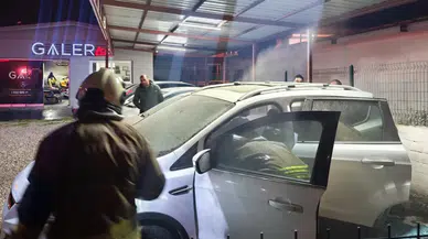 Hatay Arsuz'da otomobil yandı