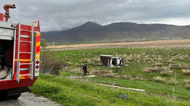 Van'da kamyonet şarampole yuvarlandı : 2 kişi yaralandı