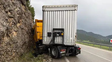Burdur'da makaslayan tır kontrolden çıktı : Sürücü yaralandı