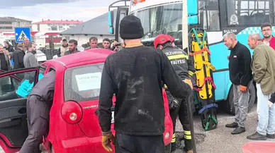 Erzurum'da otomobil ile halk otobüsü çarpıştı : Yaralılar var