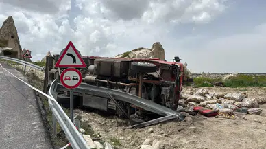 Nevşehir'de kaza : Kamyon kontrolden çıkıp devrildi