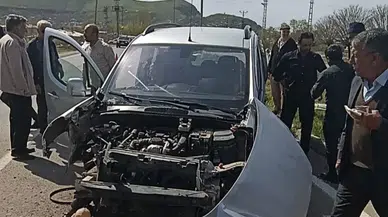 Van'da lastiği patlayan otomobil direğe çarptı : 4 yaralı