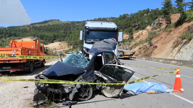 Antalya’da mermer yüklü tır ile otomobil çarpıştı : 2 ölü