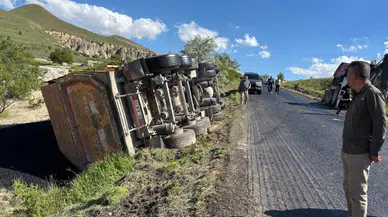 Nevşehir Ürgüp'te kamyon şarampole devrildi, sürücü yaralandı