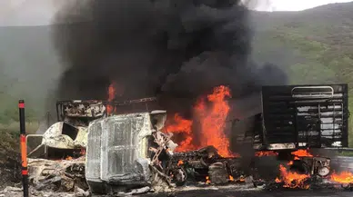 Bitlis’te iki tır kafa kafaya çarpıştı: 2 ölü