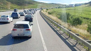 Trabzon'dan batıya dönüşlerde trafik kilitlendi