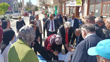Konya’da 19 Mayıs töreninde bayılan öğrenciye doktor Belediye Başkanı müdahale etti