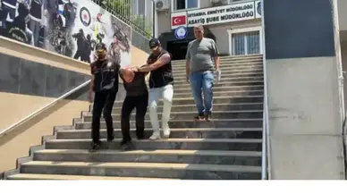 Silah sesine sokağa çıkan kadın öldü