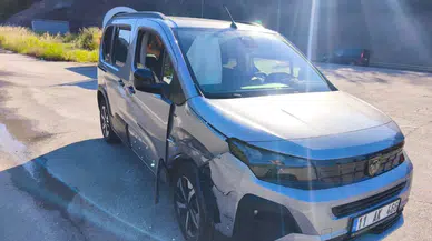 Bilecik'te iki otomobil çarpıştı : 4 kişi yaralandı