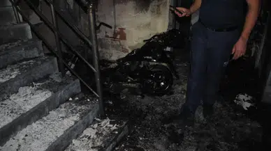 Balıkesir'de apartman boşluğundaki motosiklet alev alev yandı