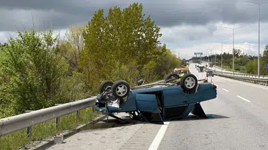 Çorum’da zincirleme kaza ! Bariyerlere çarpan otomobile ikinci araç çarptı