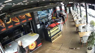 Pendik’te restoranda boğazına ekmek kaçan müşteriyi Heimlich manevrası kurtardı