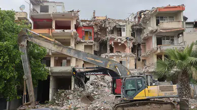 Hatay'da otomobil iş makinesinin altına girdi : 1 ölü, 3 yaralı