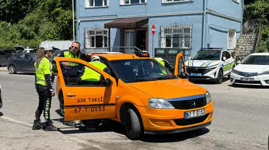 Zonguldak'ta trafik denetiminde yolcu taşıyan taksi şoförü firari çıktı