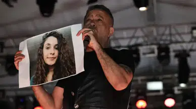 Haluk Levent, konserde Gülistan Doku posteri açıp aileye destek verdi