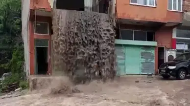 Ordu’da sel suları evin içinden girip balkondan caddeye aktı