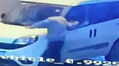 İzmir'de park halindeki otomobillere saldırı anı kameralara yansıdı