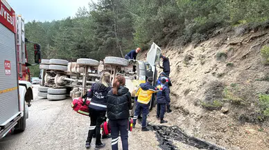 Bolu'da hafriyat kamyonu devrildi, sürücü hayatını kaybetti