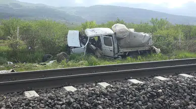 Kütahya'da yolcu treni ile kamyonet çarpıştı : 4 yaralı