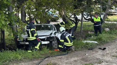 Burdur'da otomobil ağaca çarptı : Sürücü yaralandı