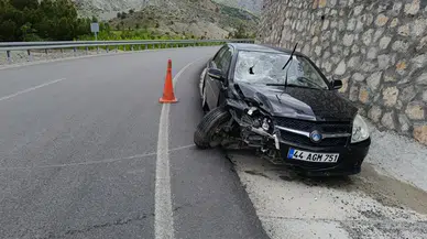 Malatya'da otomobil bariyerlere çarptı : Sürücü yaralandı