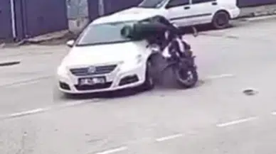 Bursa'da kavşaktan dönüş yapan otomobile motosiklet çarptı : 1 yaralı