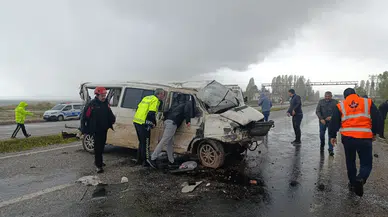 Konya'da kaza : Minibüs yan yattı, sürücü yaralandı
