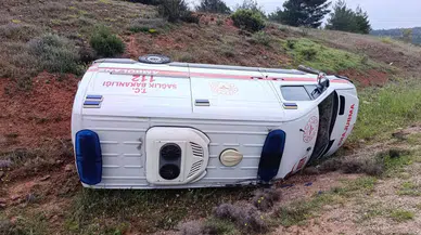 Ankara'da hasta taşıyan ambulans yan yattı : Nallıhan'da trafik kazası