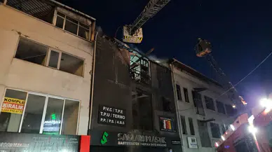Bayrampaşa’da korkutan iş yeri yangını : 5 katlı binanın 3 katı alevlere teslim oldu