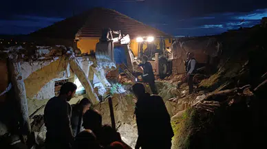 Sivas'ta ahır çöktü : 12 küçükbaş hayvan telef oldu
