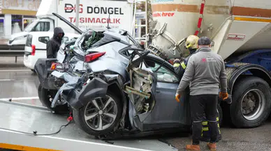 Kocaeli D-100'de zincirleme kaza : Otomobil iki tırın arasında kağıt gibi ezildi