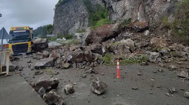 Arhavi-Hopa-Sarp Devlet Yolu'nda heyelan : Yol ulaşıma kapandı